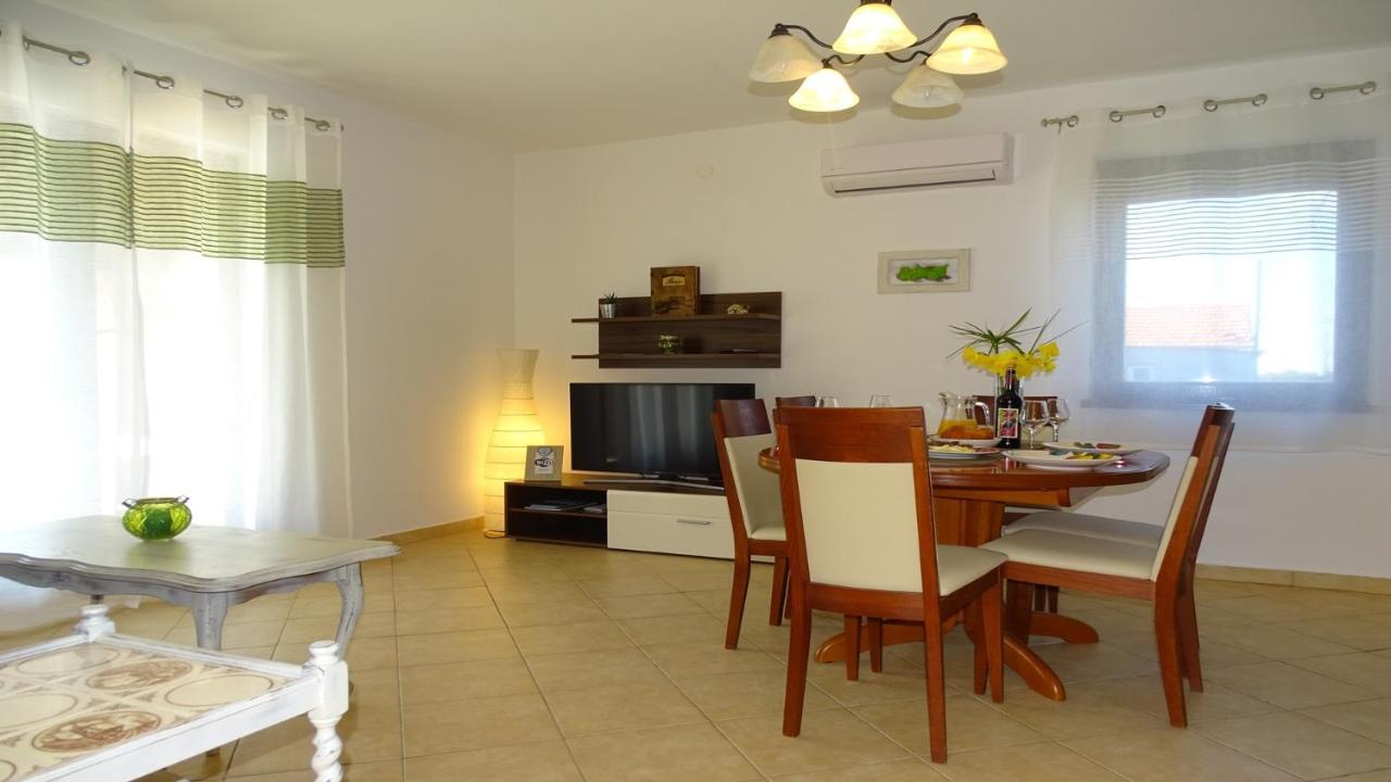 Holiday Home Iva With Pool Sukošan Zewnętrze zdjęcie